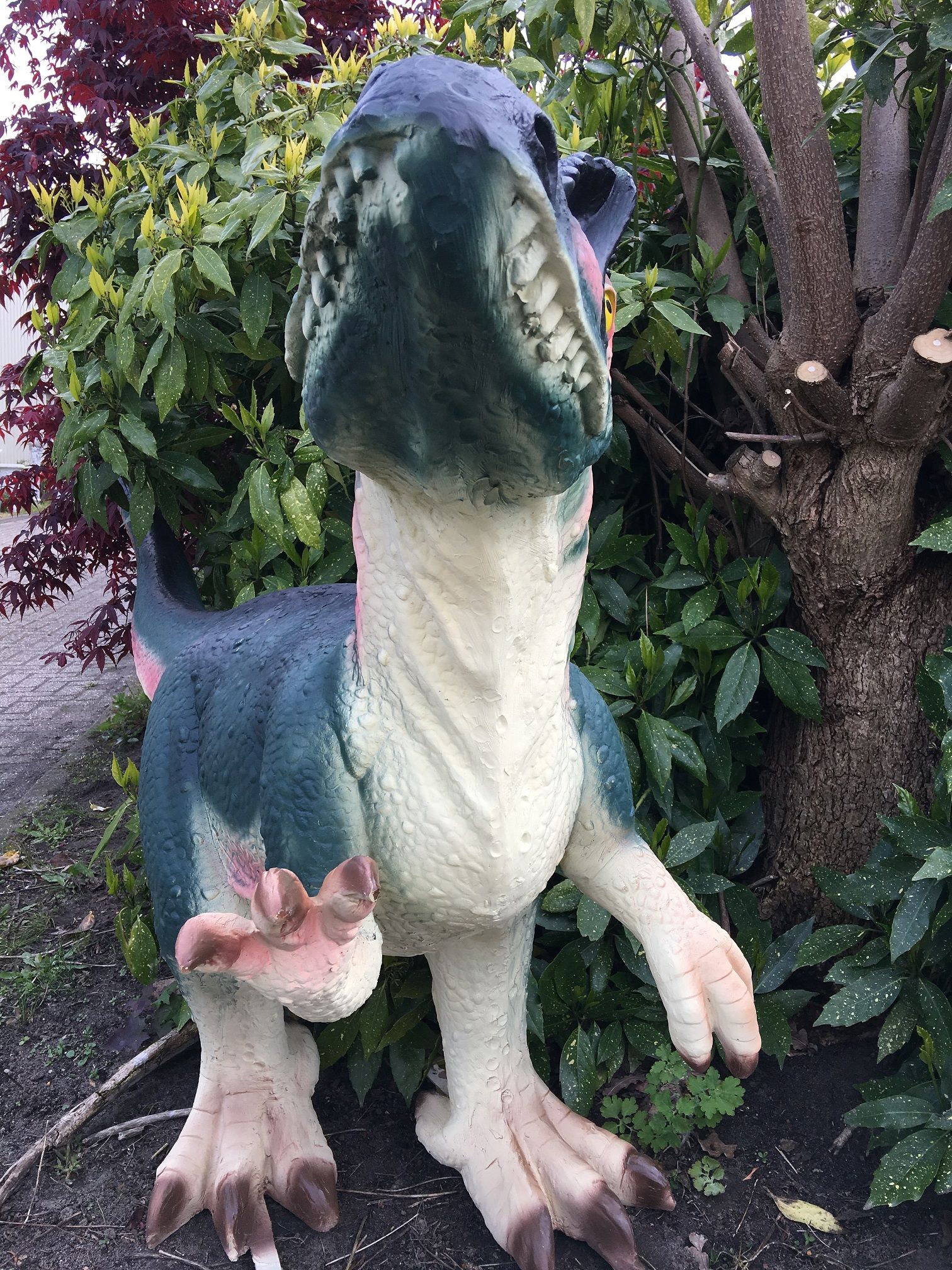 Dinosaurus, prachtige forse sculptuur van een Tyrannosaurus